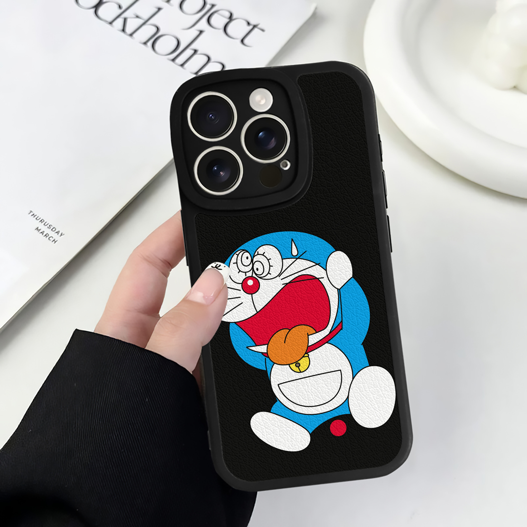 （画像用） ドラえもん Doraemon 【iPhone 16シリーズ対応】シリコンスマホケース（レザー調） 材質：シリコン